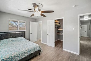 4 bedrooms, desk, travel crib, free WiFi - Pet&Family-Friendly | Newly Remodeled 4BR/2BA house | @Downtown& 8 mins to beach (Corpus Christi)