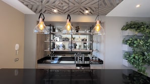 Refrigerador, microondas, placa de cocina, cafetera/tetera