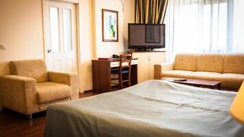 Estudio estándar | 1 habitación, caja de seguridad en la habitación y cortinas blackout