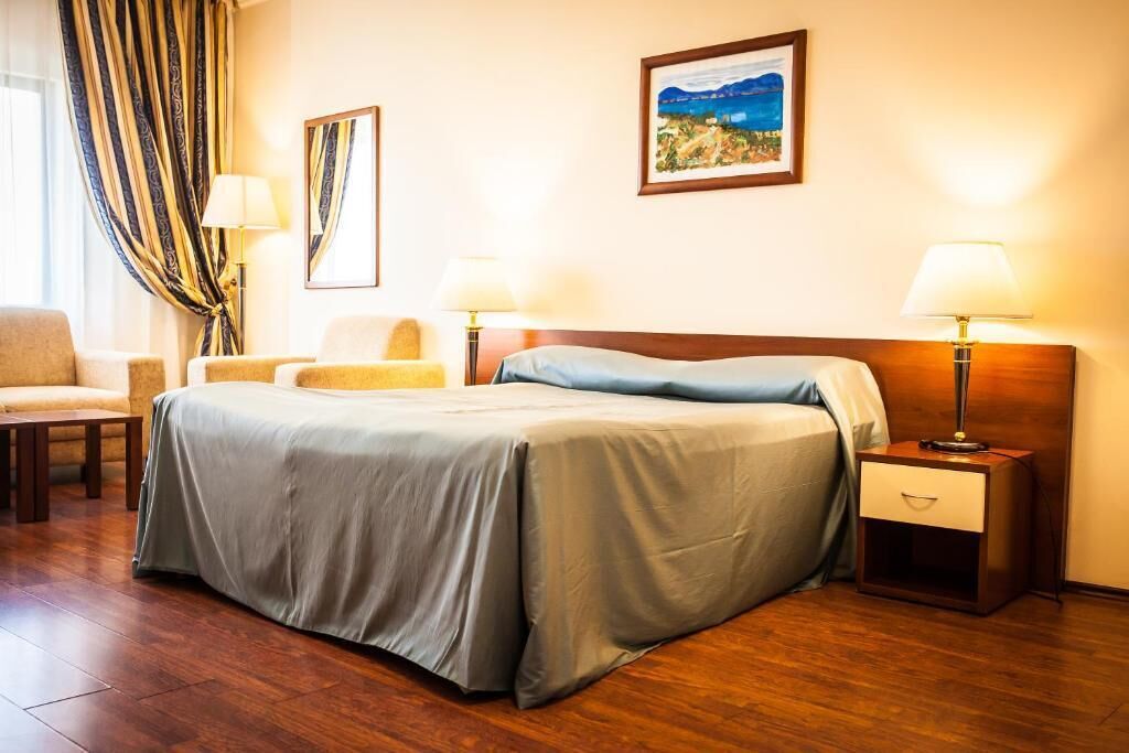 Studio – standard | Safe på rommet, blendingsgardiner, lydisolert og wi-fi (inkludert)