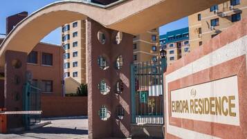 Vista frontal de la propiedad