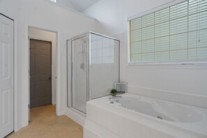 Badewanne, Handtücher, Seife, Shampoo