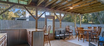 Spacious 4 Bedrooms with PRIVATE POOL & enclosed PATIO between Downtown & Tybee