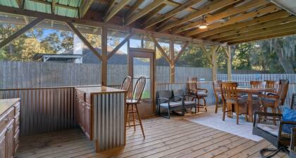 Spacious 4 Bedrooms with PRIVATE POOL & enclosed PATIO between Downtown & Tybee