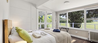 4 Bedroom Riverfront Cottage - Close to Town.