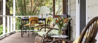 4 Bedroom Riverfront Cottage - Close to Town.