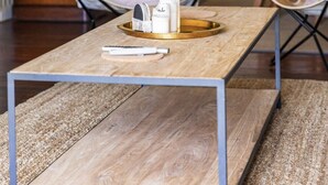 Ein Essbereich mit Holztisch, Stühlen und Teppich.