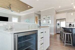 Kjøleskap, mikrobølgeovn, kokeplater og oppvaskmaskin