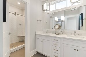 Douche, séchoir à cheveux, serviettes fournies, shampooing