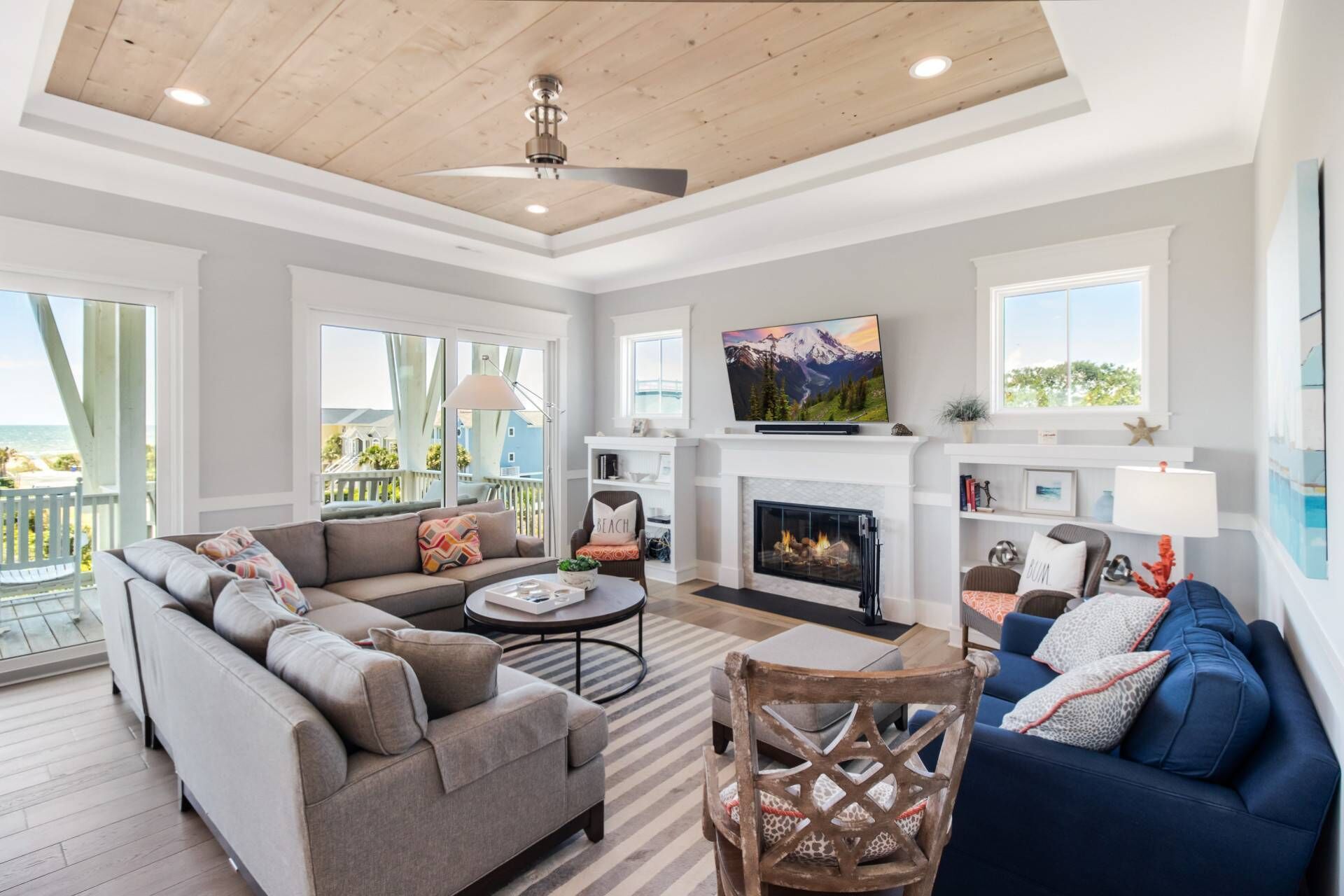 Smart TV, chimenea y reproductor de DVD 