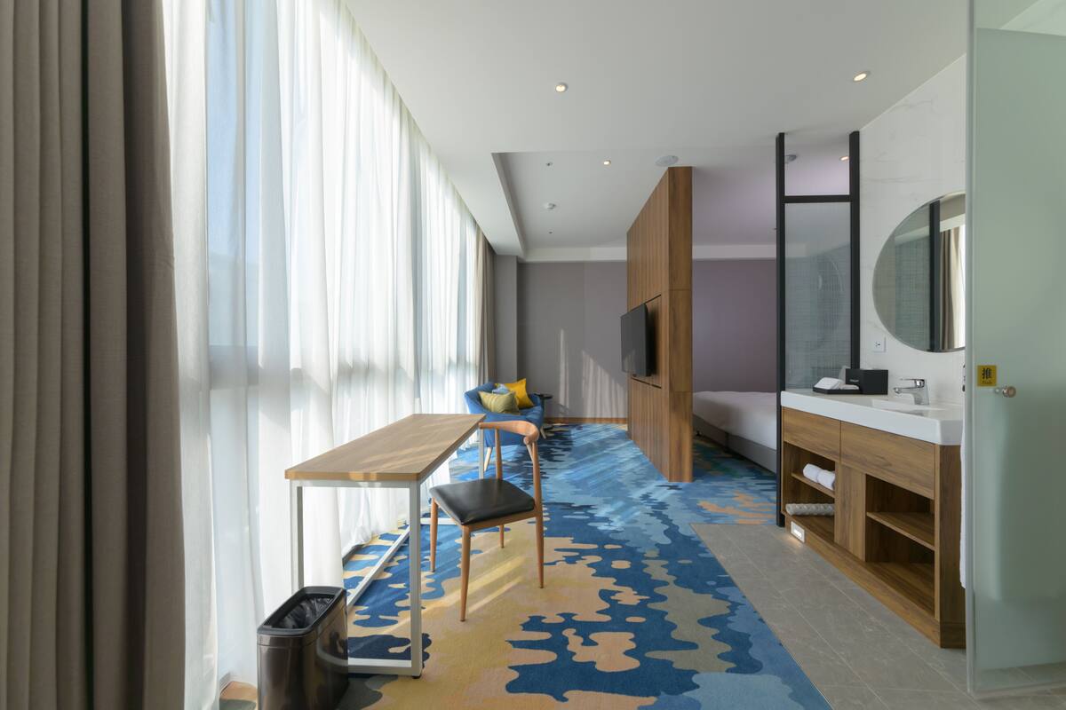 Habitación de diseño con 1 cama doble o 2 individuales | Edredones de plumas, caja fuerte, escritorio