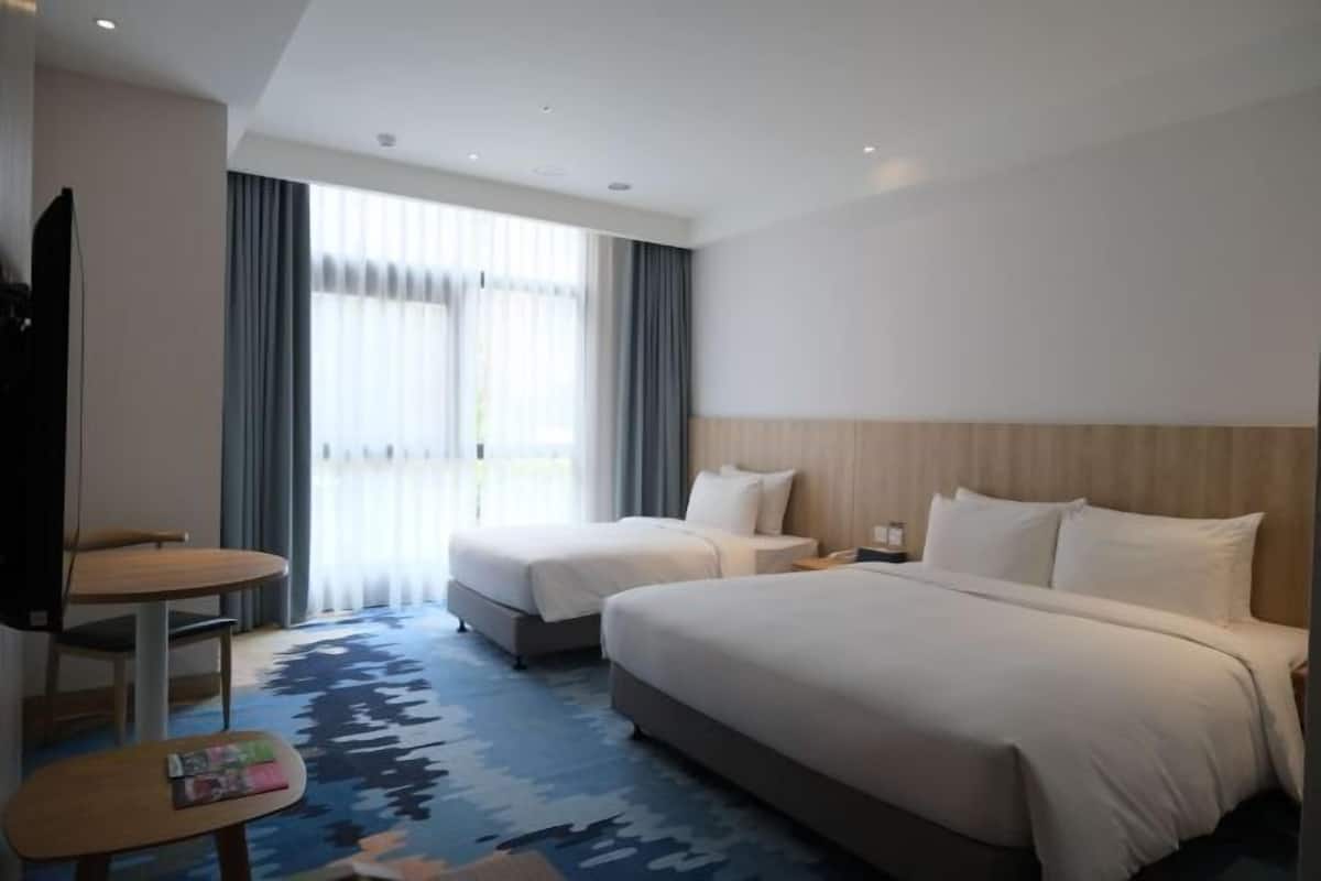 Down duvets, in-room safe, desk, laptop workspace