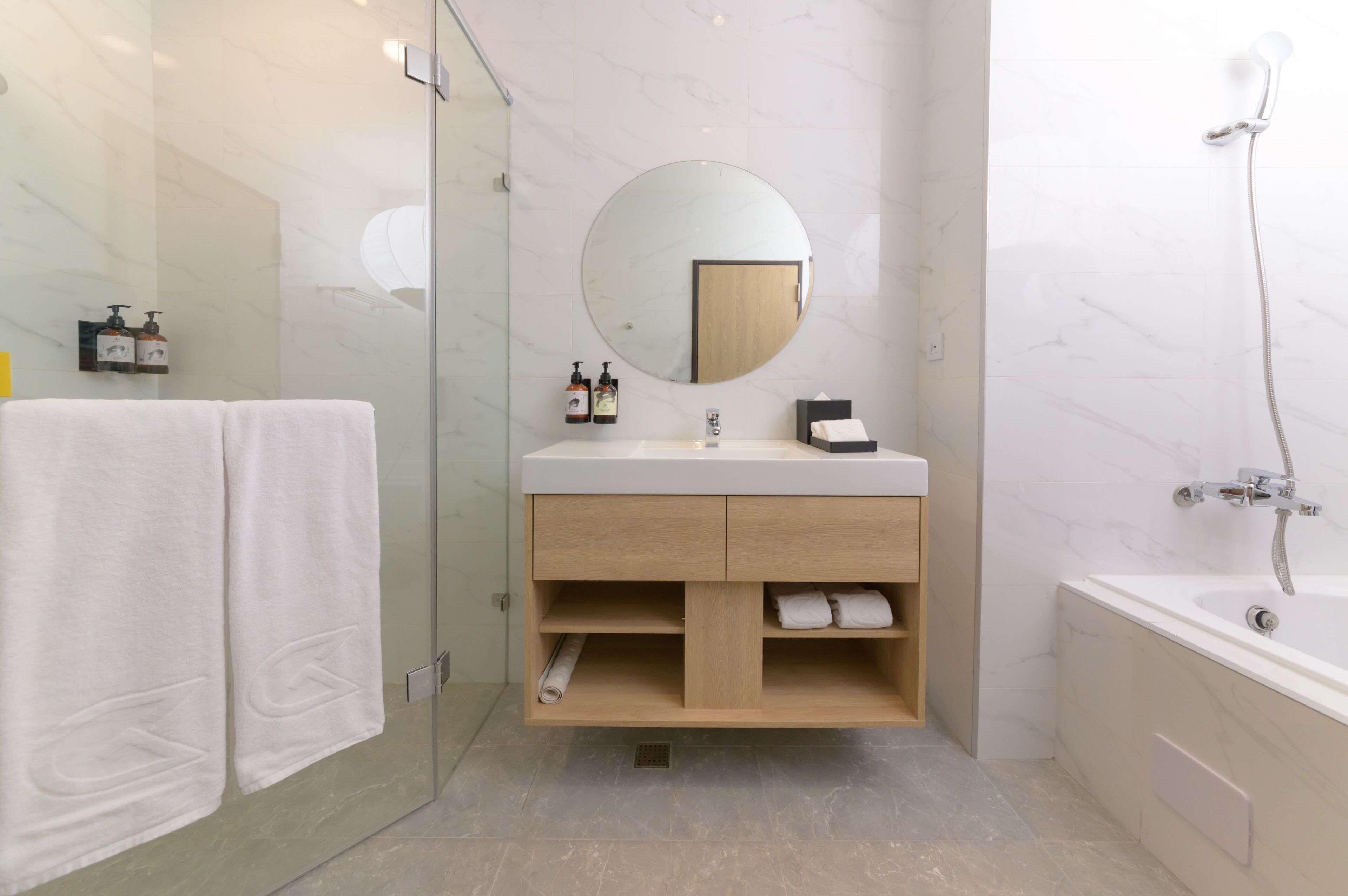 Deluxe Double Room | Bathroom | Hair dryer, slippers, towels, soap