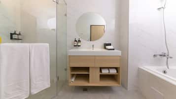 Doppia Deluxe | Bagno | Asciugacapelli, pantofole, asciugamani, sapone