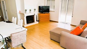 TV, fireplace - Flat 3 Bedrooms Albufeira (Albufeira)
