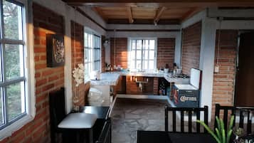 Cabaña familiar | Cocina privada | Parrilla de estufa, utensilios de cocina y artículos de limpieza