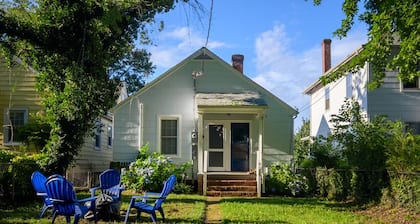 Retro Bungalow A Block to Tennis Courts & Park