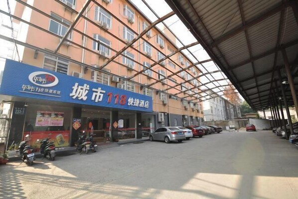 Free self-parking - City 118 Express Hotel (Yangzhou Dongguan Street Heyuan Branch) (Yangzhou)
