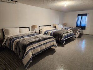 5 bedrooms, free WiFi, bed sheets - Perfect for a TEAM of people! (Hastings)