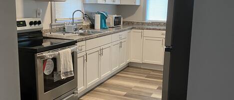 Kylskåp, mikrovågsugn, ugn och spishäll