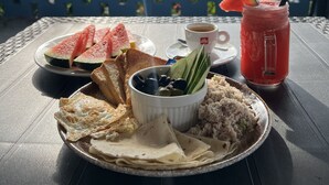 فطور إنجليزي مجانًا يوميًا