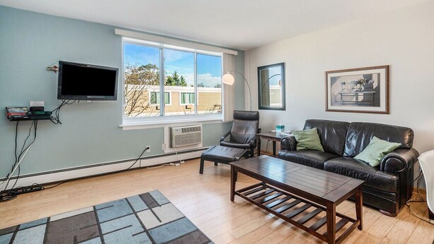 Living area - Beautiful Pool and Lake View (South Haven)