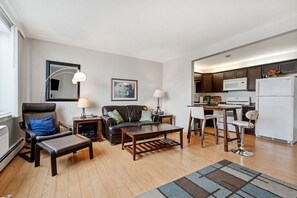 Un appartement moderne comprenant un salon, un coin repas et une cuisine.