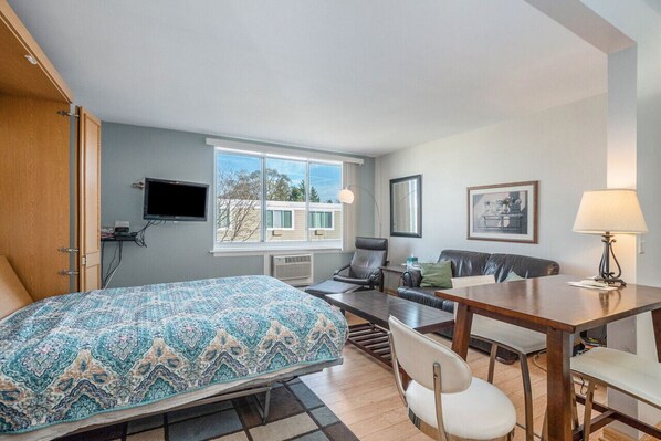 Room - Beautiful Pool and Lake View (South Haven)