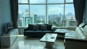 Departamento ejecutivo, 3 habitaciones | Área de sala de estar | Televisión LED de 42 pulgadas con canales por cable y televisión