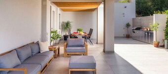 Villa design avec piscine privée et vue sur la mer