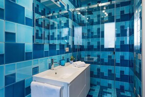 Dusche, Haartrockner, Handtücher, Toilettenpapier