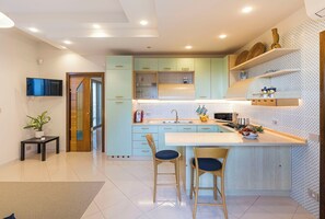 Réfrigérateur, four à micro-ondes, un four, surface de cuisson