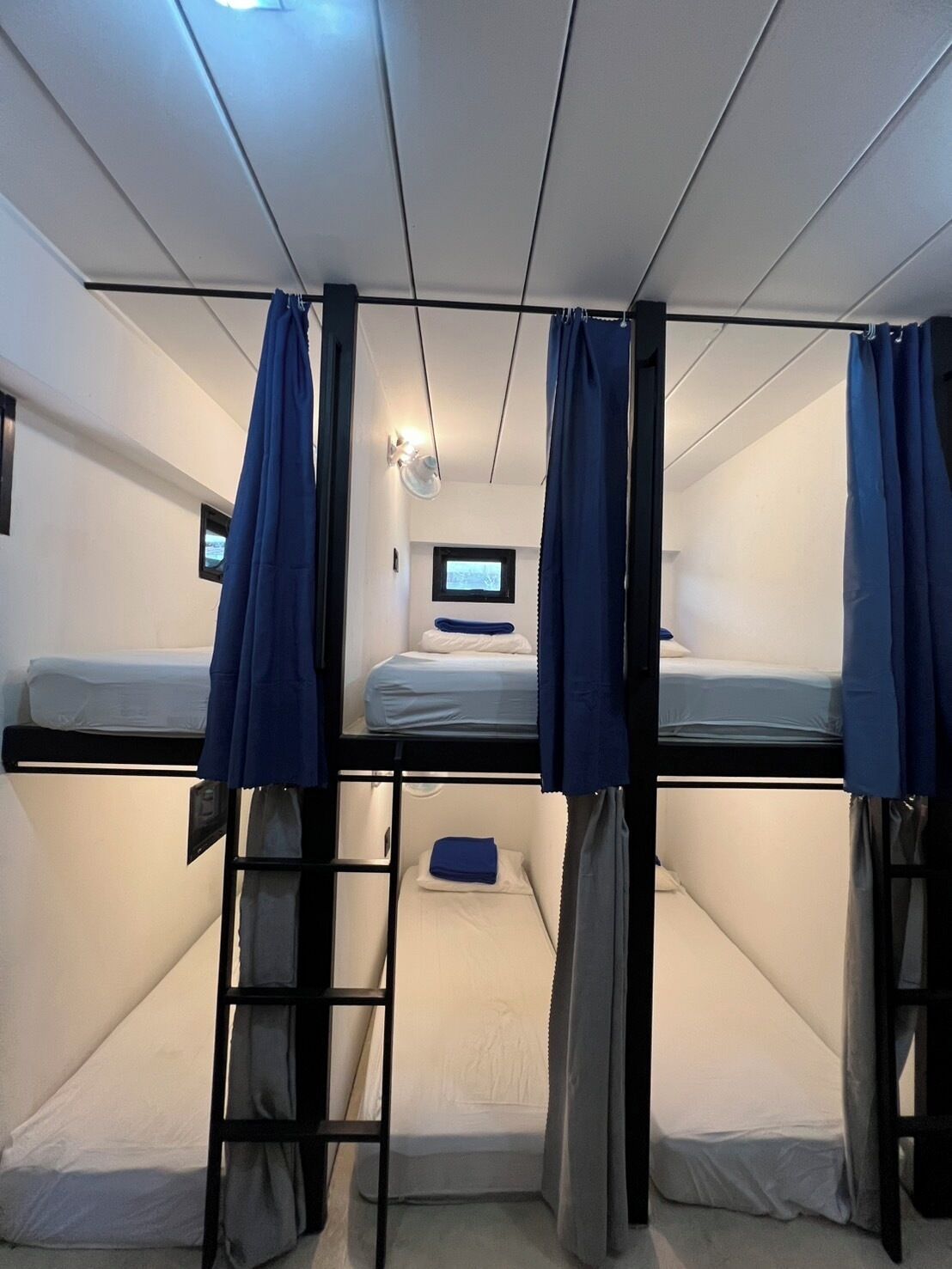 Dormitori compartit Deluxe | Cortines opaques, wifi gratuïta i roba de llit 