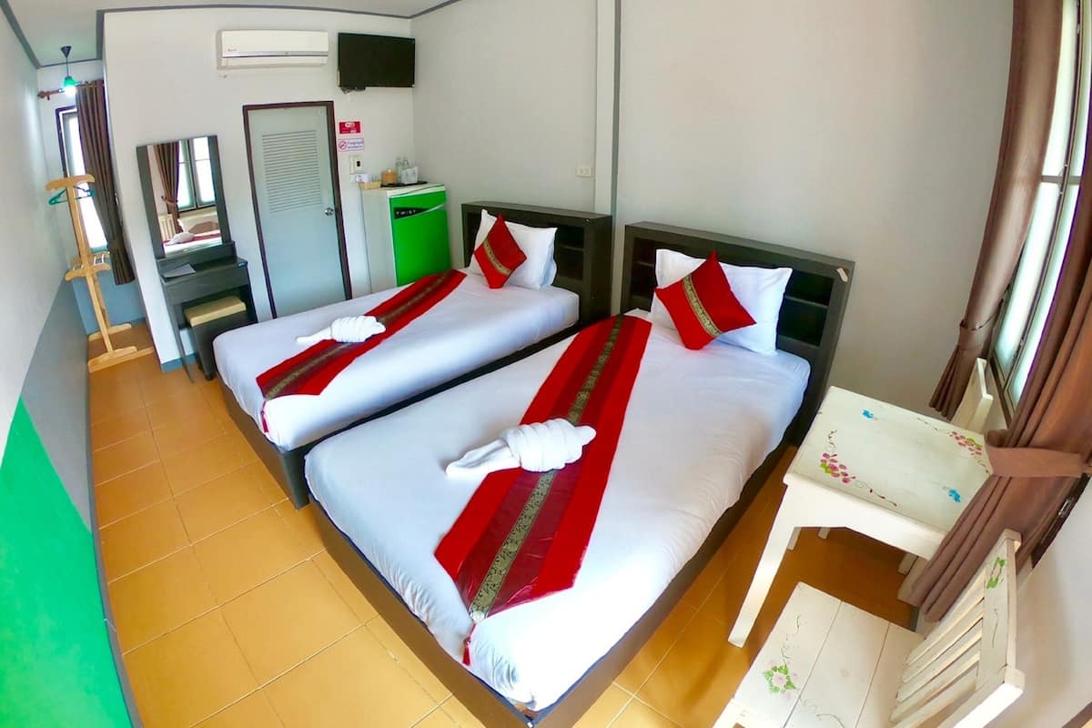 Chambre Standard avec lits jumeaux | Rideaux d’obscurcissement, accès au Wi-Fi (inclus), literie fournie