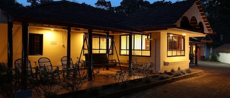 Bagian depan properti - sore/malam