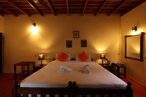 Phòng Deluxe | Trang bị nội thất với thiết kế riêng biệt, bàn