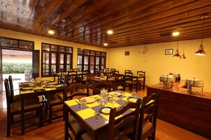 Un restaurante con techos de madera y mesas dispuestas para comer.