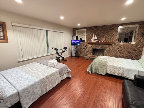 2-12 people 4 bedrooms 6 beds 2 bathroom, free parking, pets friendly