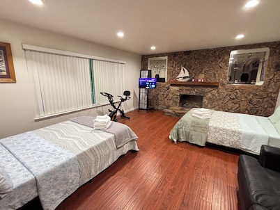 2-12 people 4 bedrooms 6 beds 2 bathroom, free parking, pets friendly