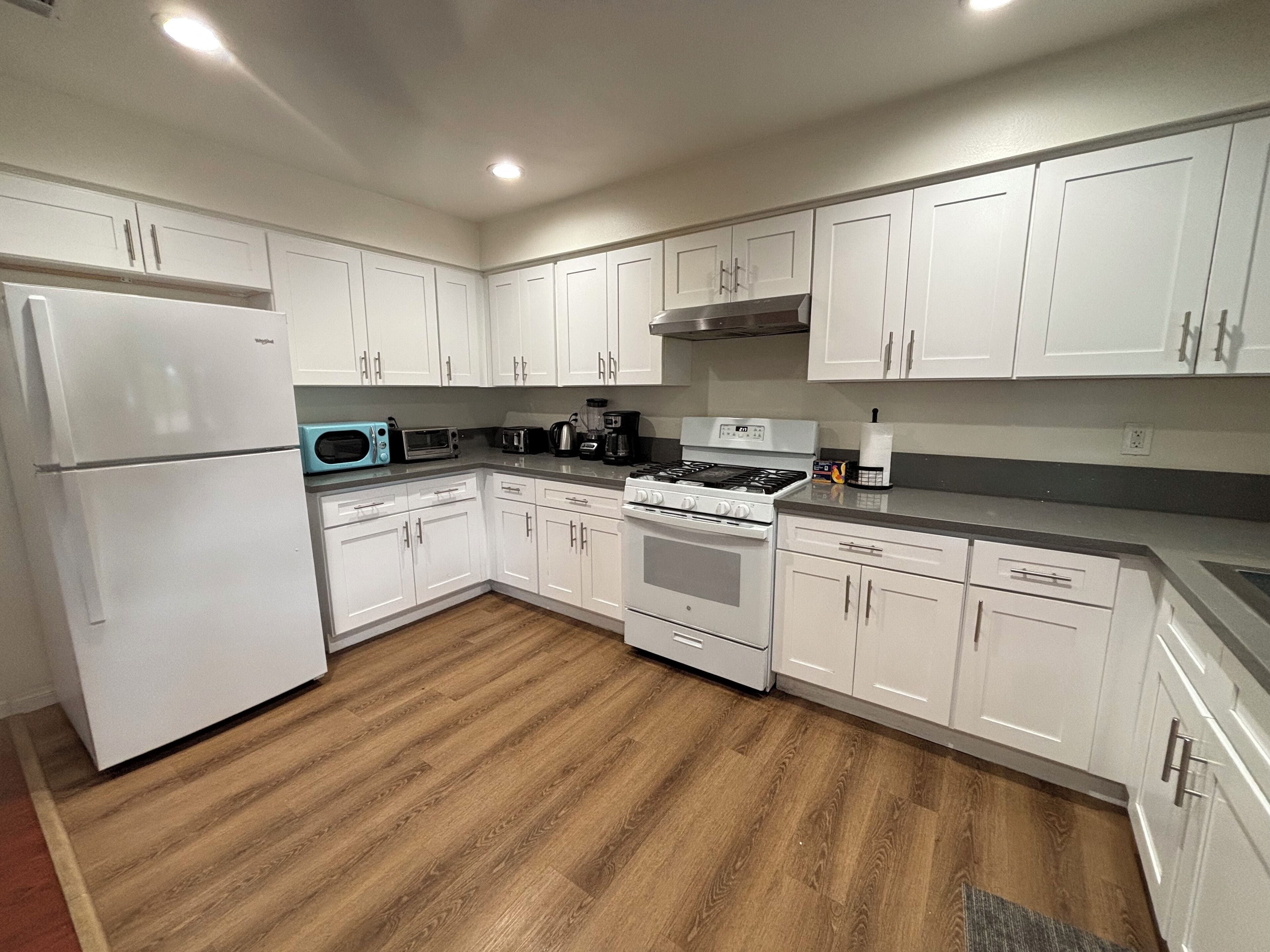 冰箱、微波炉、烤箱、炉灶