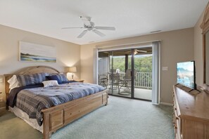 3 bedrooms, desk, free WiFi - Lazy Days Escape - Top Floor Waterfront Condo w/ Screened Deck! (Osage Beach)