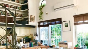 A spacious living area with a kitchen, a dining table, and a cozy seating area with a chair and sofa. - 3 Br by park hayarkon 1min  2 Ichilov (Tel Aviv)