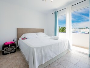 4 habitaciones, tabla de planchar con plancha y acceso a internet 