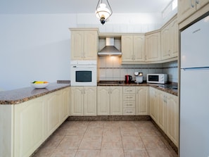 Køleskab, ovn, kaffe-/temaskine, brødrister