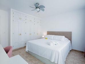 4 dormitorios, tabla de planchar con plancha, Internet y ropa de cama