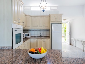 Køleskab, ovn, kaffe-/temaskine, brødrister