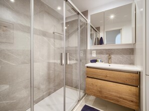 Dusche, Haartrockner, Handtücher