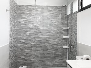 Douche, sèche-cheveux, serviettes fournies