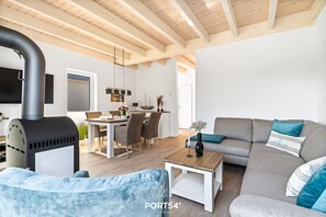 Een televisie, een open haard en een filmbibliotheek