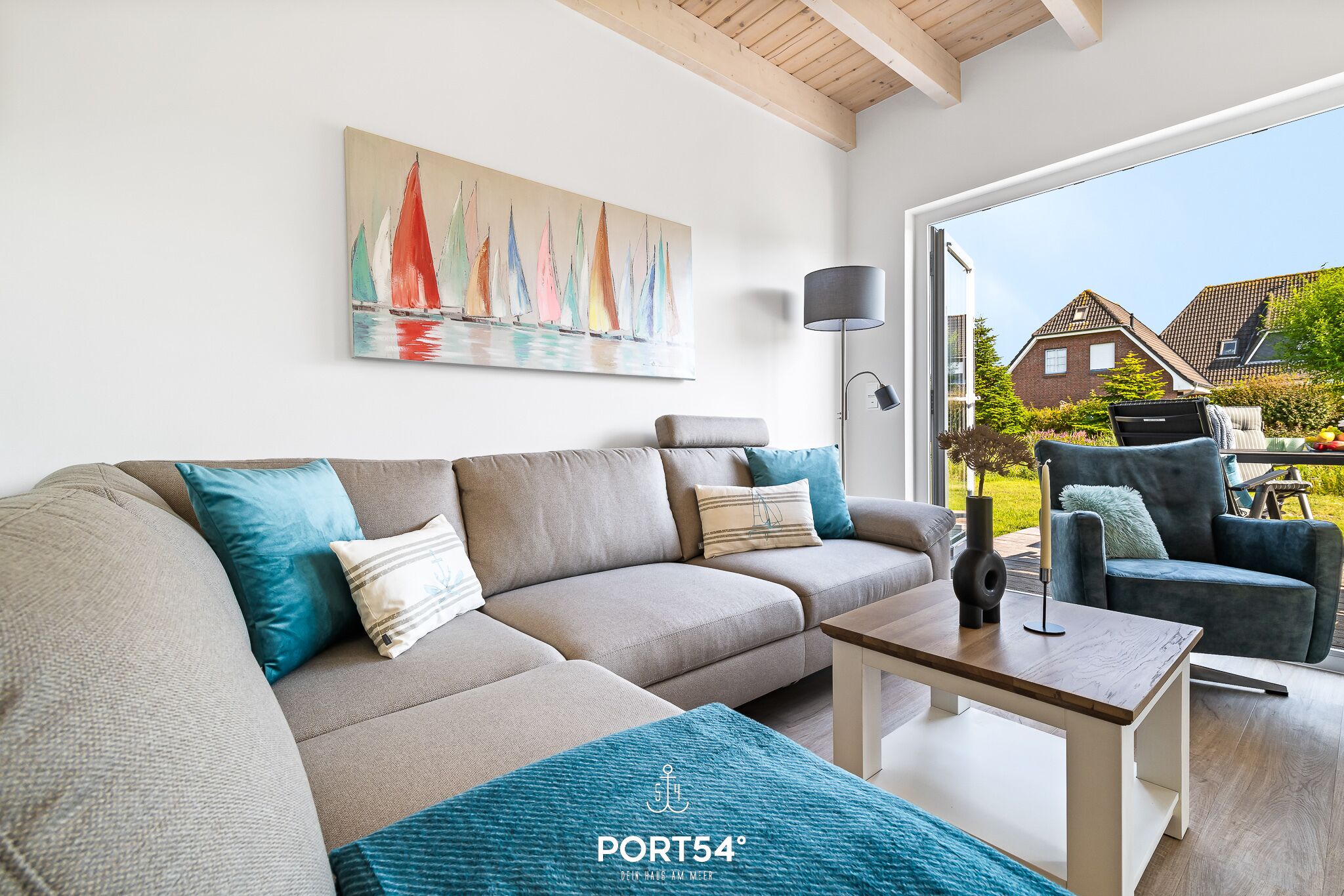 Een televisie, een open haard en een filmbibliotheek